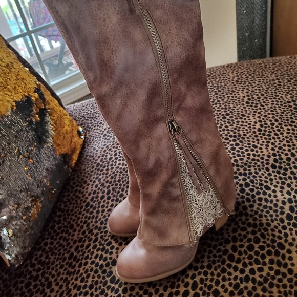 Not Rated Boots - Picture 2 of 5